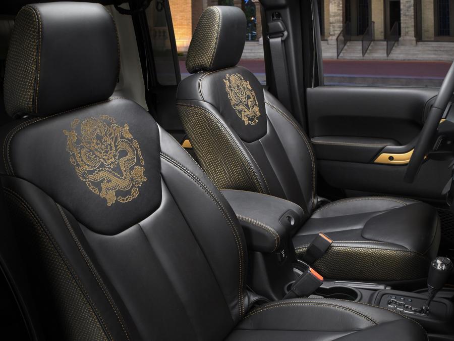  Jeep Wrangler Dragon 2013 года  (фото 2 из 4)